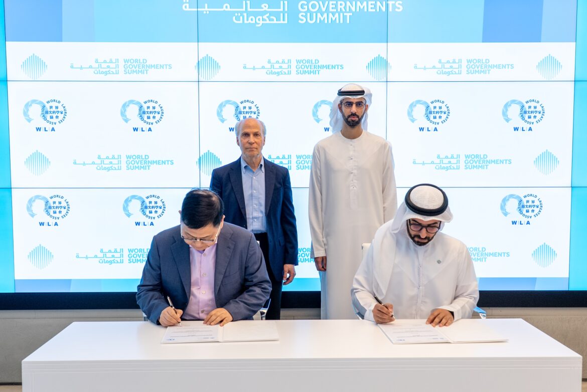 during the announcement of the strategic partnership (2)